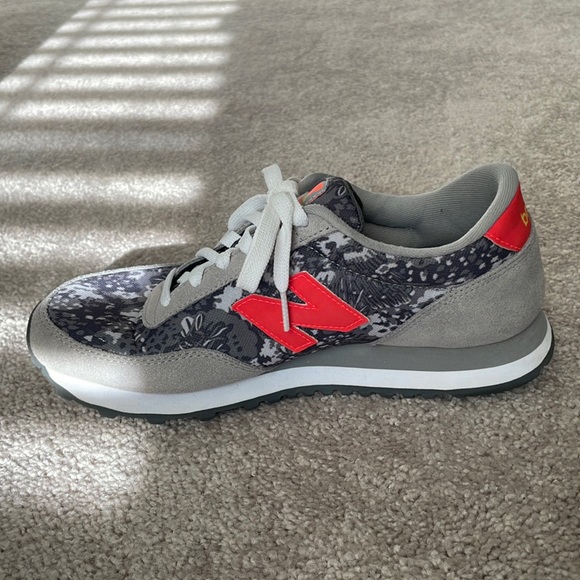 [SOLD] New Balance Sneakers - Picture 3 of 6